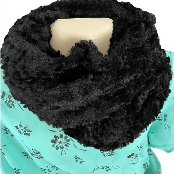 BEAUTIFUL FAUX FUR BLACK INFINITY SCARF - Picture 1 of 5